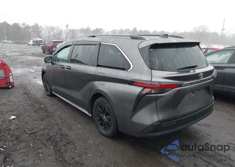2021 Toyota Sienna Le z USA, uszkodzony, nr VIN 5TDKRKEC8MS030220